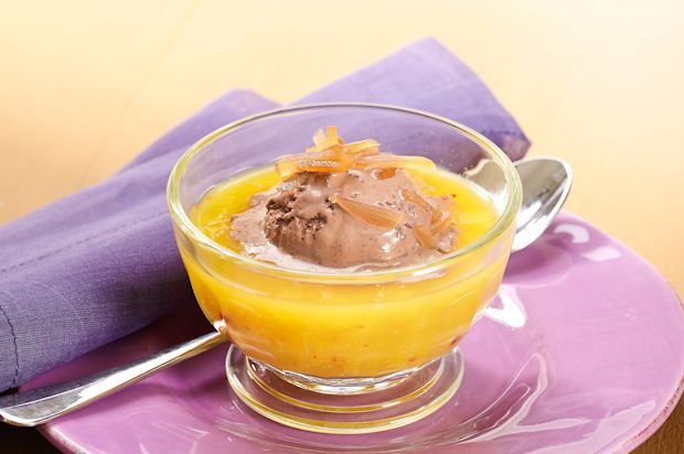 Feurige Ananassuppe mit Schokoladenglace