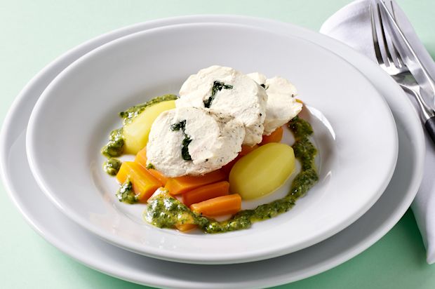 Pochierte Pouletbrüstchen mit Gemüse und Salsa verde