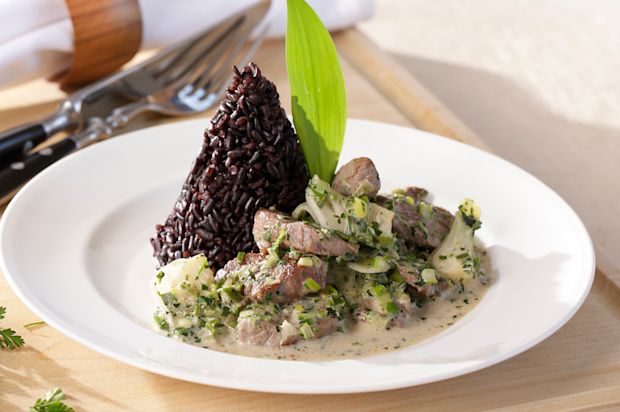 Rindsfiletstreifen mit Frühlingszwiebeln an Kerbelrahmsauce