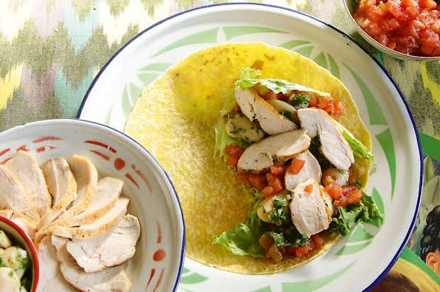 Fajitas mit Poulet, Bohnen und Tomaten-Salsa
