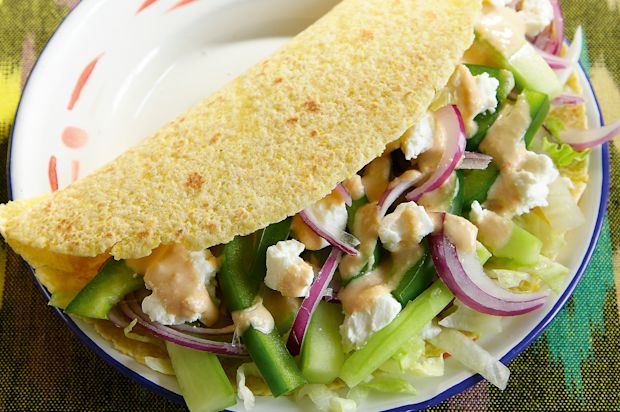 Fajitas mit Gurke, Peperoni und Erdnusssauce
