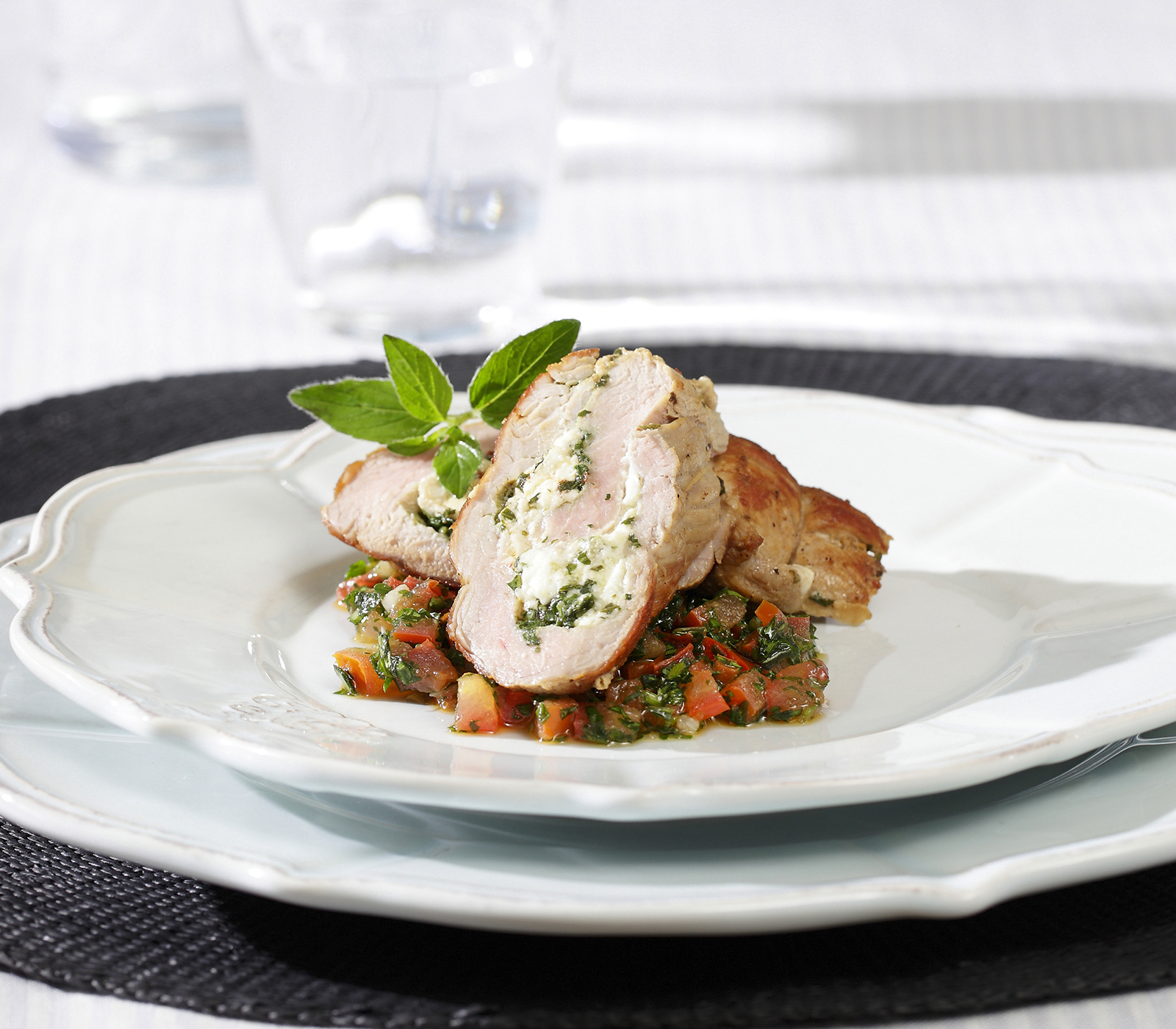 Schweinsfilet mit Basilikum-Feta-Füllung an warmer Tomaten-Vinaigrette ...