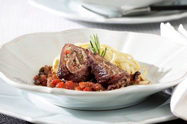 Rindsröllchen mit Peperoni-Ricotta-Füllung