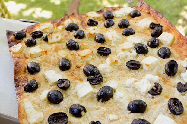 Flammkuchen mit Oliven und Feta vom Grill