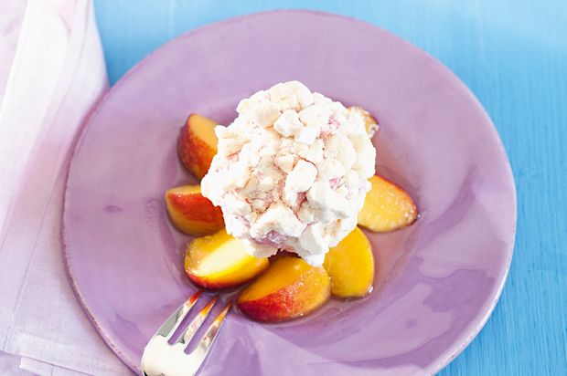 Johannisbeer-Glace im Meringuesmantel