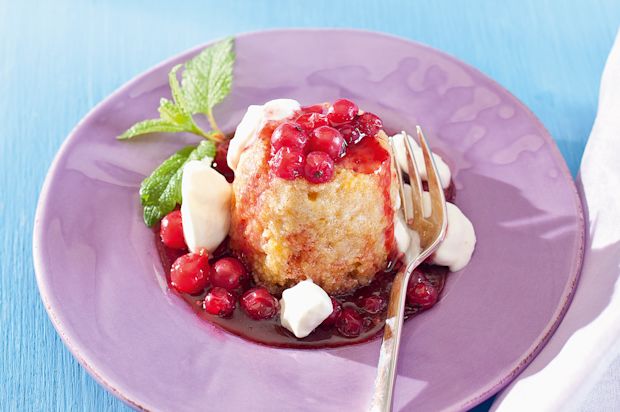 Warmer Mandelflan mit Johannisbeeren