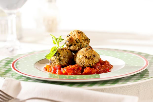 Auberginenbällchen an pikanter Tomatensauce