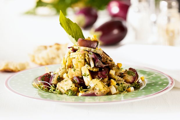 Auberginensalat mit Stangensellerie und Ei
