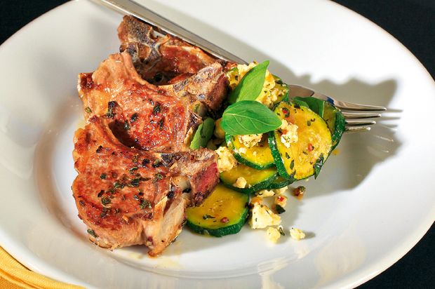 Lammkoteletts mit Zucchetti-Feta-Gemüse