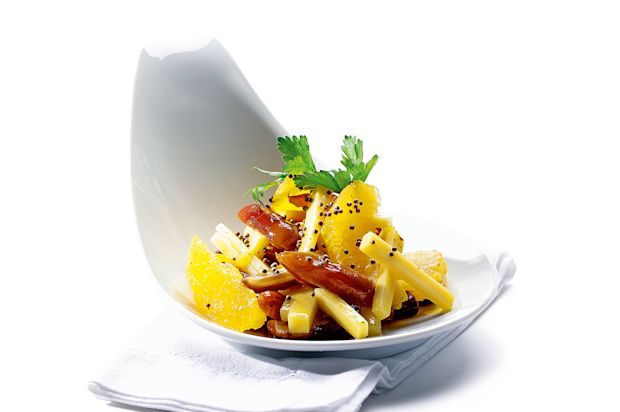 Käse-Dattel-Salat mit marinierten Orangen