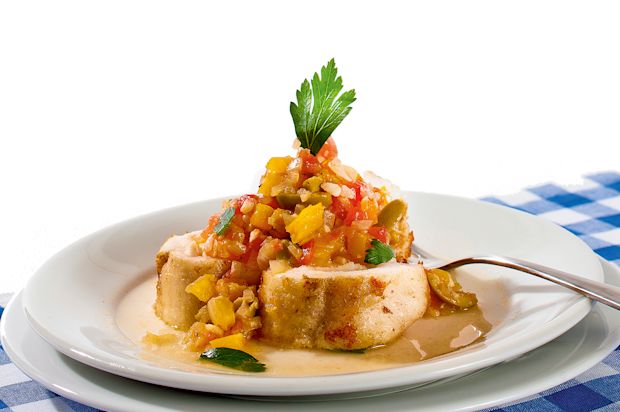 Gebratener Fisch mit Peperoni und Oliven
