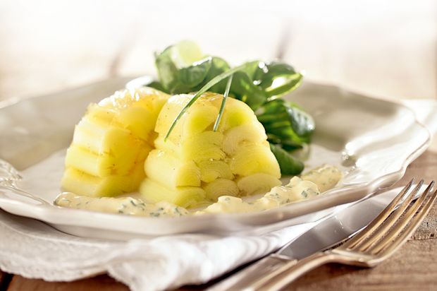 Lauch-Sulz-Terrine mit Eier-Schnittlauch-Sauce