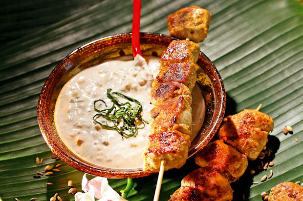 Gewürz-Pouletspiesschen mit Gurken-Tomaten-Raita