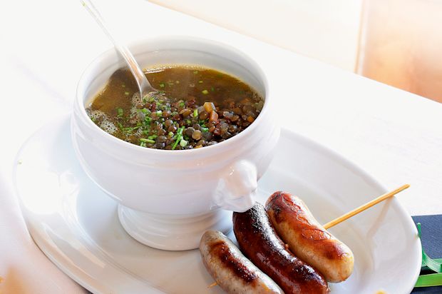 Linsensuppe mit Wurstspiess