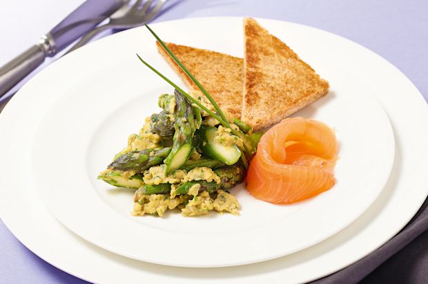 Spargel-Rührei mit Lachs