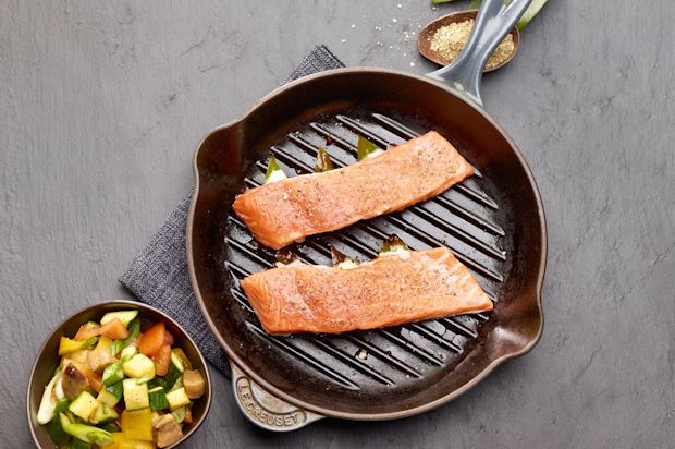 Grillierter Lorbeer-Lachs mit Pfeffer-Koriander-Salz