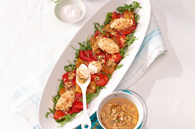 Caramel-Mandel-Vinaigrette mit gebackenen Peperoni und Frischkäse-Nocken