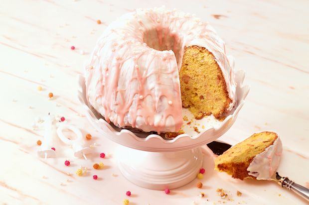 Gugelhopf mit Cantuccini und Pfirsichen