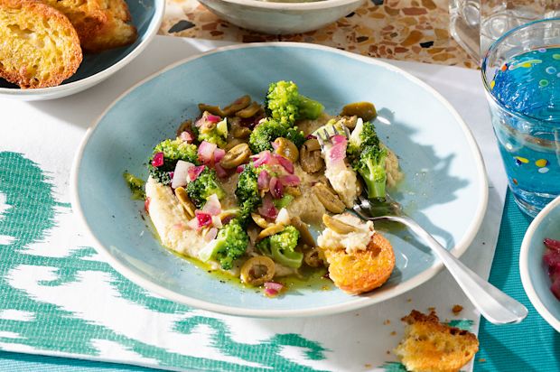Bohnenpüree mit Broccoli, Zwiebeln und Oliven – Purea di fave con broccoli, cipolle e olive