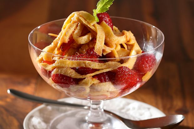 Süsser Omeletten-Beeren-Salat