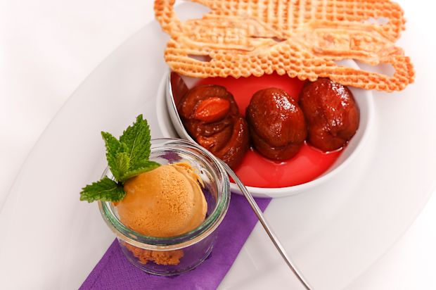 Glace au vin cuit mit Rotweinzwetschgen