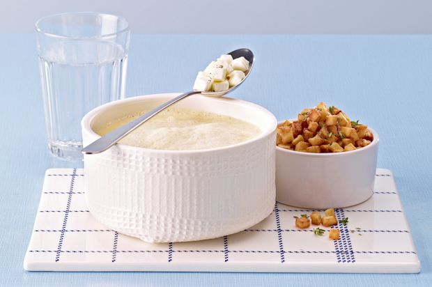 Lauchsuppe mit Ziegenfrischkäse und gebratenen Kartoffelwürfelchen
