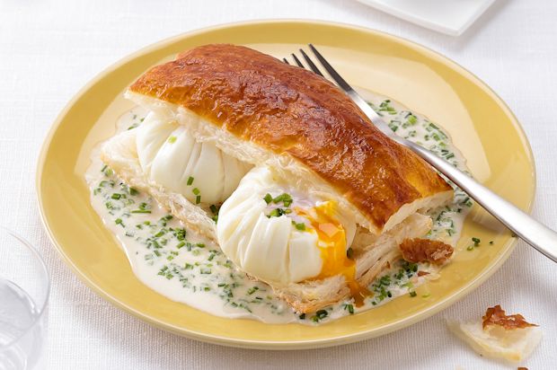 Feuilletés mit pochierten Eiern an Schnittlauchsauce