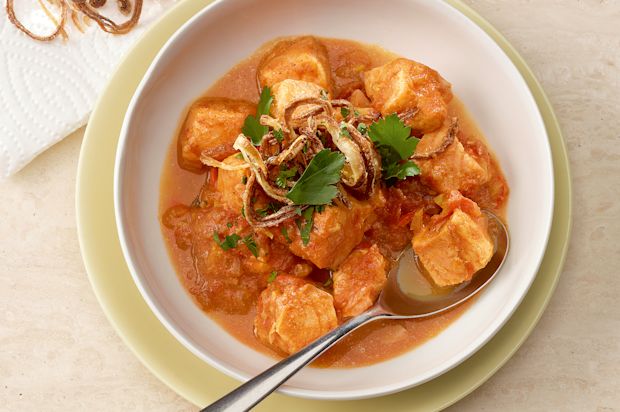 Lachswürfel in pikanter Tomatensauce