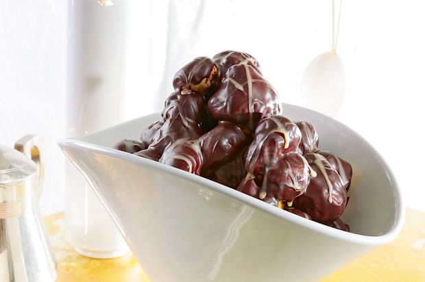 Orangen-Ofenküchlein mit zweifarbiger Schokoladensauce
