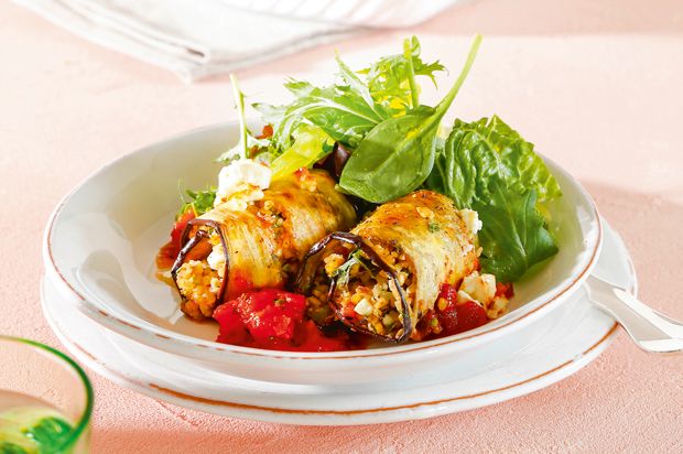 Auberginenrollen mit Kräuter-Bulgur und Feta