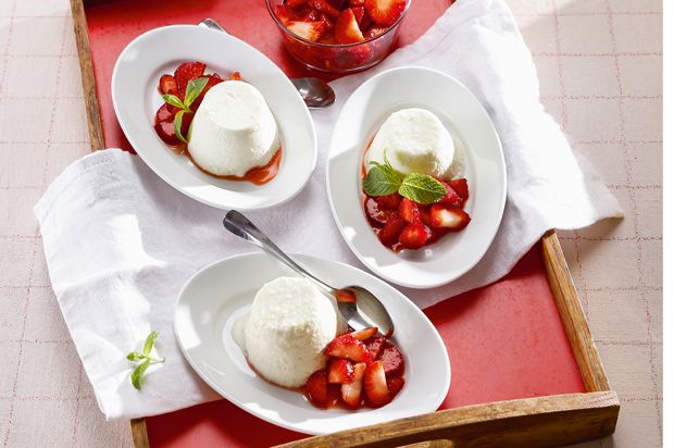 Gurkenflan mit Erdbeeren
