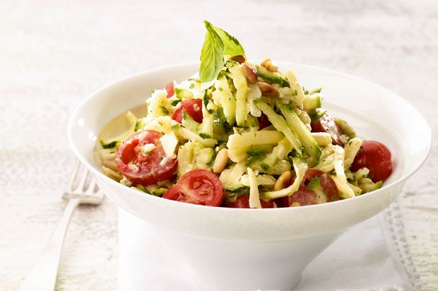Zucchetti-Tomaten-Salat mit Käse