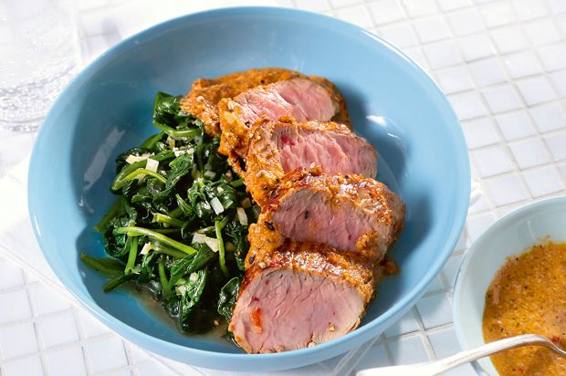 Schweinsfilet mit Chili-Pesto auf Spinat