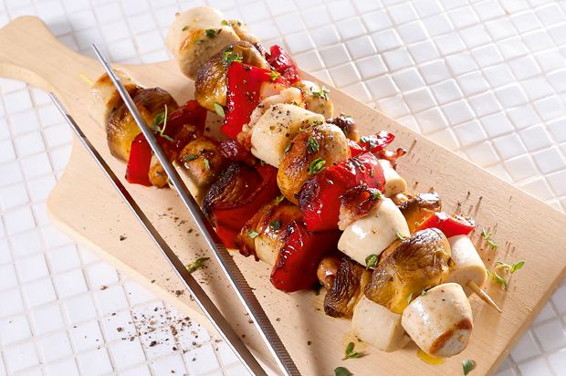 Bratwurstspiess mit Champignons und Peperoni