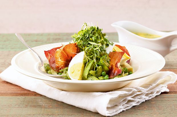 Avocado-Erbsen-Salat mit Rohschinken-Chips