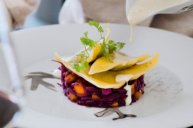 Wildravioli auf Mango-Rotkabis