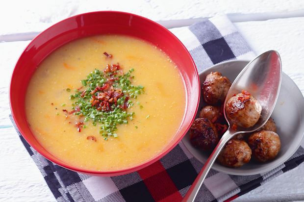 Blitz-Kartoffelsuppe mit Wurstbällchen