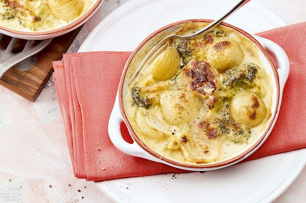 Zwiebelgratin an Broccoli-Sauce