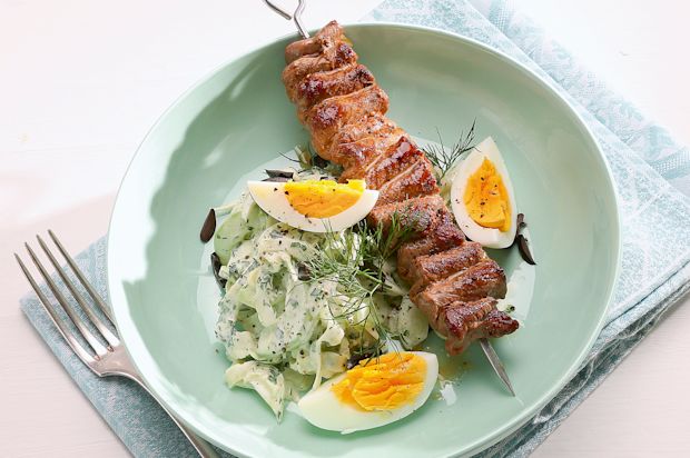 Lammspiess auf Fenchel-Gurken-Salat
