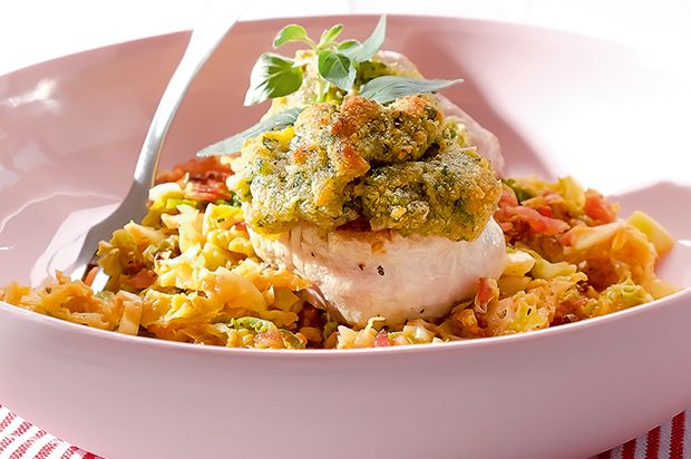 Schweinsmedaillons mit würziger Kruste auf Tomaten-Wirz