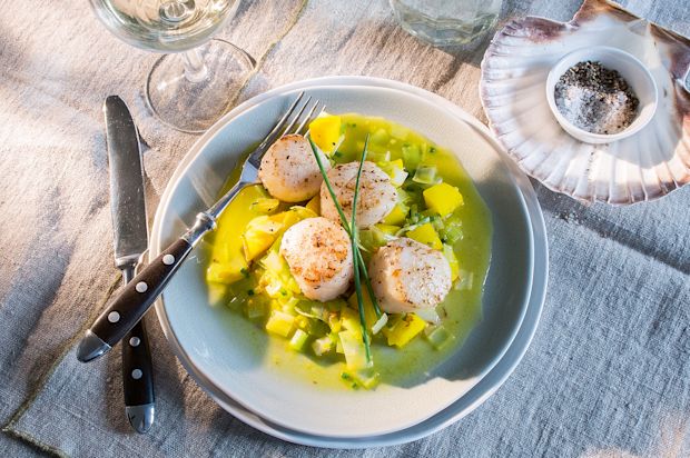 Coquilles St. Jacques auf Safran-Lauchgemüse