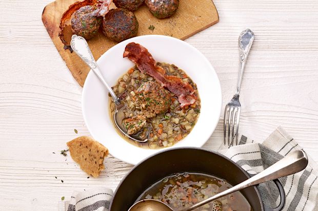 Linsensuppe mit Hacksteaks