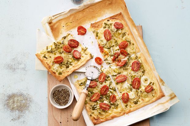 Flammkuchen mit Frühlingszwiebeln und Cherrytomaten