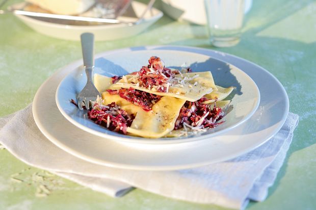 Haselnuss-Ravioli mit Cicorino rosso