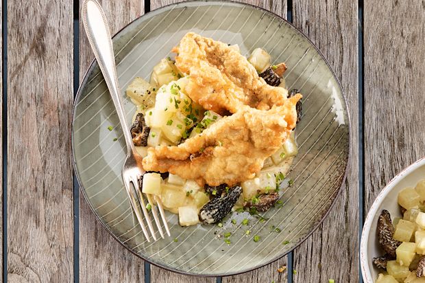 Egli im Mandelteig auf Kohlrabi-Morchel-Gemüse