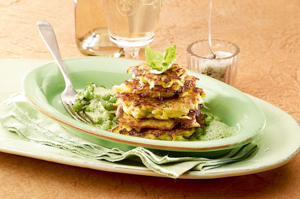 Kohlrabiküchlein an Erbsen-Kräuter-Sauce