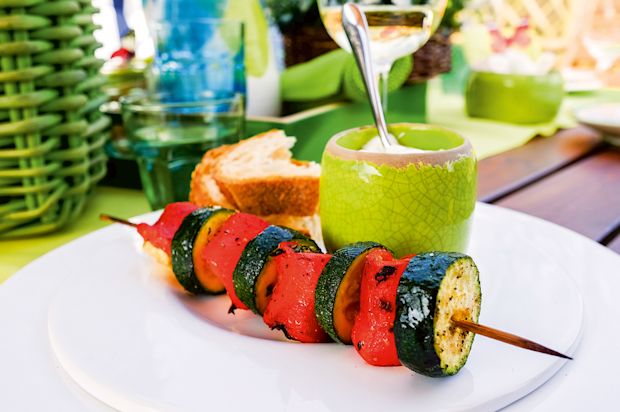 Peperoni-Zucchetti-Spiess mit Feta