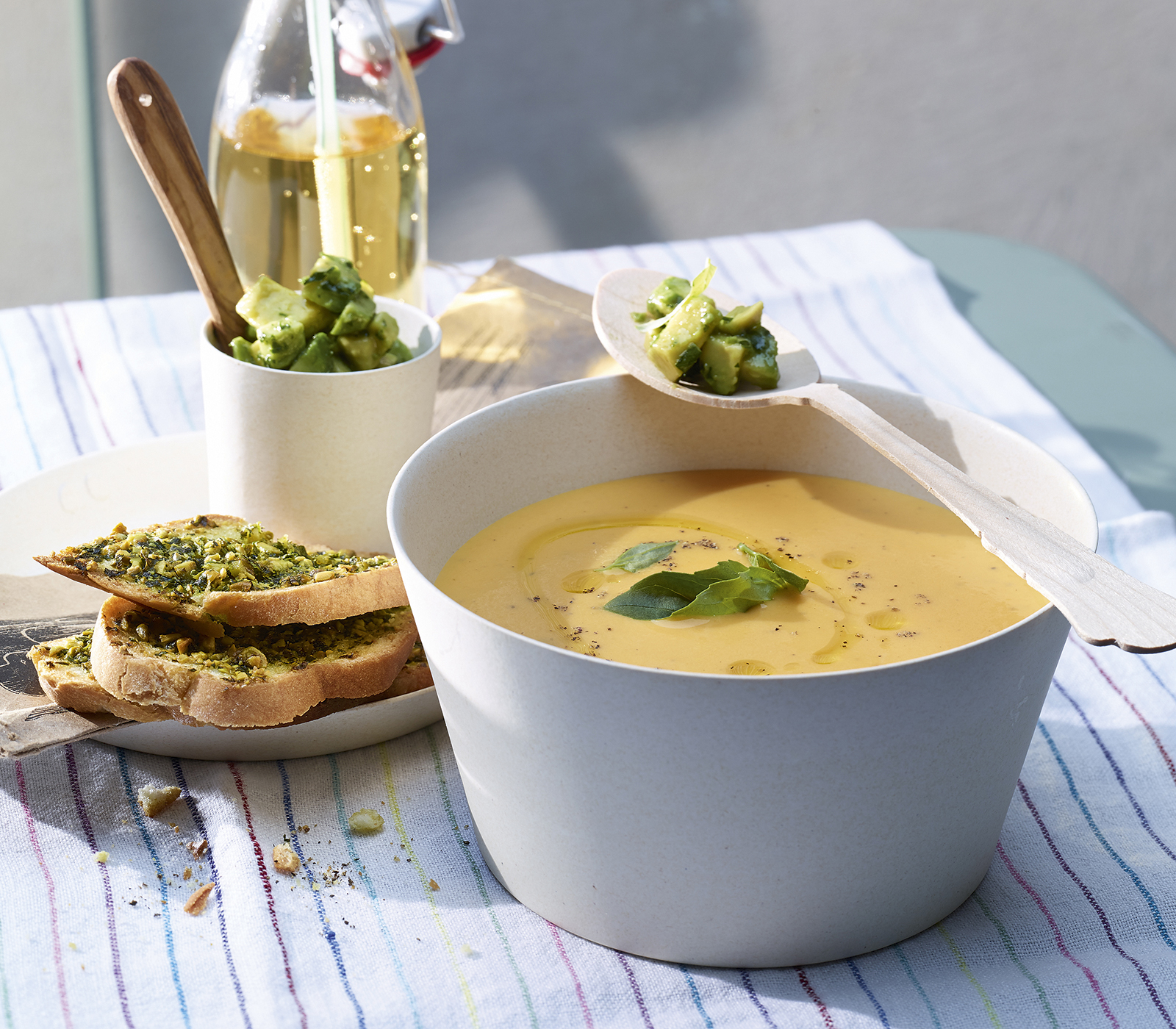 Kalte Rueblisuppe Mit Avocado Und Basilikum Crostini Annemarie Wildeisens Kochen