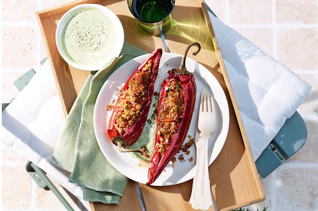 Gefüllte Spitzpeperoni mit Bulgur und grüner Sauce