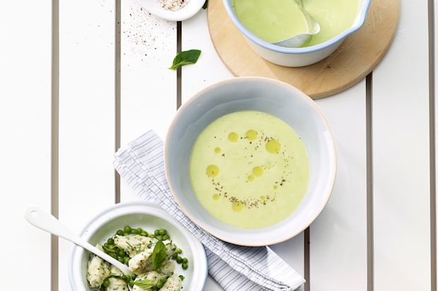 Erbsencremesuppe mit Quark-Kräuter-Gnocchi